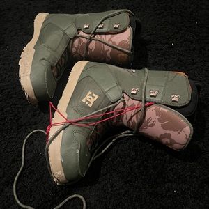 DC men’s 13 snowboard boots